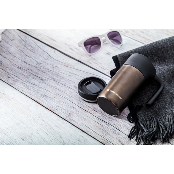 Термокружка Arnoux из нержавеющей стали с двойными стенками, пластиковой крышкой и ручкой для питья. Ёмкость 330 мл. Поставляется в подарочной коробке из чёрного картона. Товар бренда André Philippe.